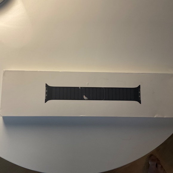 Apple Watch Leather Link 45mm ML813AM/A Midnight - Picture 5 of 5